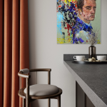 Abstrakt portrætmaleri af mørkhåret mand i trekvart profil