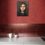 Portrætmaleri af pige med mørkt bølget hår og intenst blik