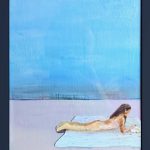 maleri-af-kvinde-i-bikini-der-laeser-paa-stranden-med-lyseblaa-himmel