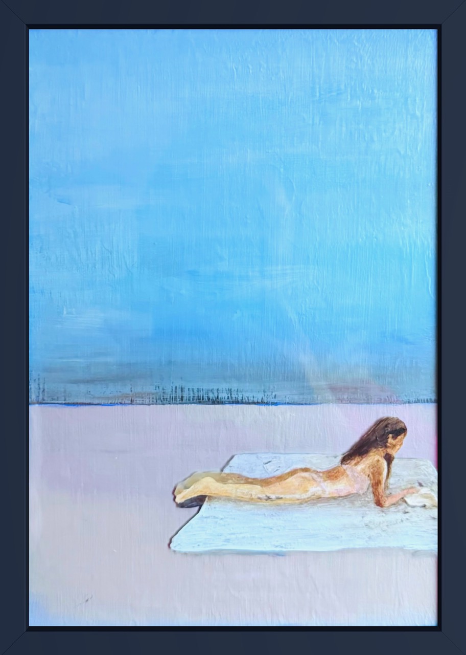 maleri-af-kvinde-i-bikini-der-laeser-paa-stranden-med-lyseblaa-himmel