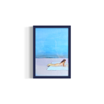maleri-af-kvinde-i-bikini-der-laeser-paa-stranden-med-lyseblaa-himmel