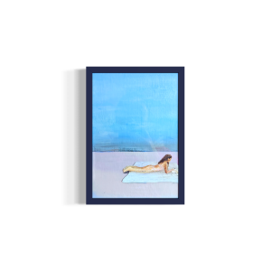 maleri-af-kvinde-i-bikini-der-laeser-paa-stranden-med-lyseblaa-himmel